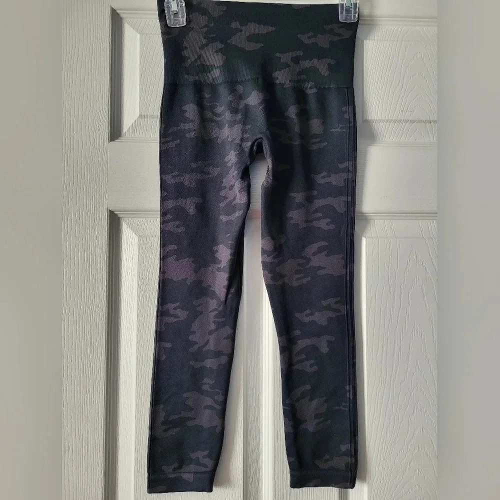 Spanx Look At Me Now Seamless Cropped Leggings Black Gray‎ Camo